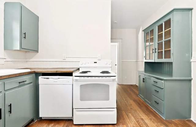 Room in 4 Bedroom Home in Greensboro Gallery 4