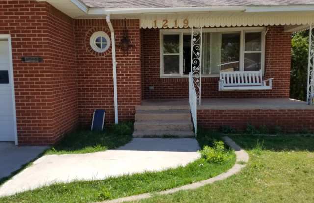 CLASSIC HOME WITH BASEMENT AND HARDWOOD FLOORS Gallery 4
