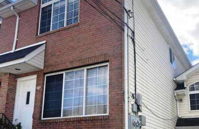 14 Pebble Lane - 14 Pebble Lane, Staten Island, NY 10305