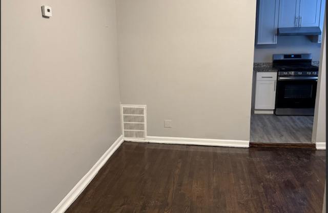 1611 North LeClaire Gallery 4