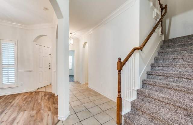 9400 Log Run Court Gallery 2