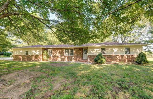 Charming 3 bedroom, 2 bathroom house for rent! photos photos