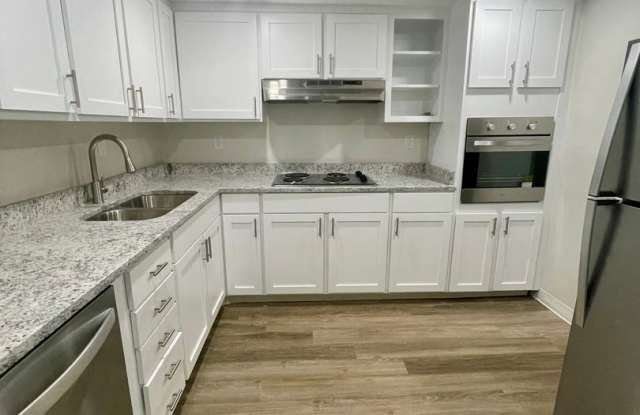 Renovated Two Bedroom Condo in Downtown Charleston Gallery 2
