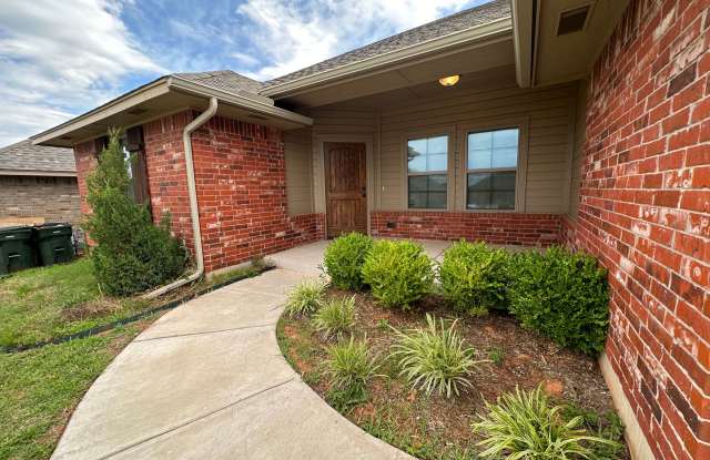 4 Bedroom 2 Bath 2 Car Garage In Yukon ** Close To Shopping ** photos photos