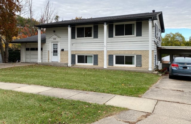820 Woodside Dr - 820 Woodside Drive, Iowa City, IA 52246
