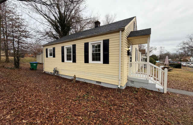 Charming 2 bedroom 1 bath cottage Gallery 4