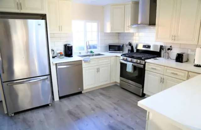 5916 Cedros Ave - 5916 Cedros Ave, Los Angeles, CA 91411