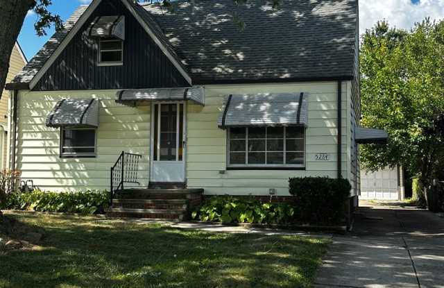 3 bedroom 1.5 Bath Single family home in Parma photos photos