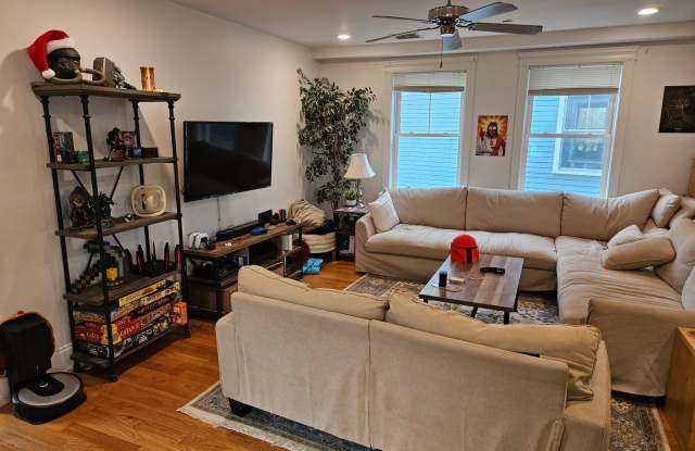 Beautiful 5 bed penthouse unit in lower Allston available 9/1/26 Gallery 4