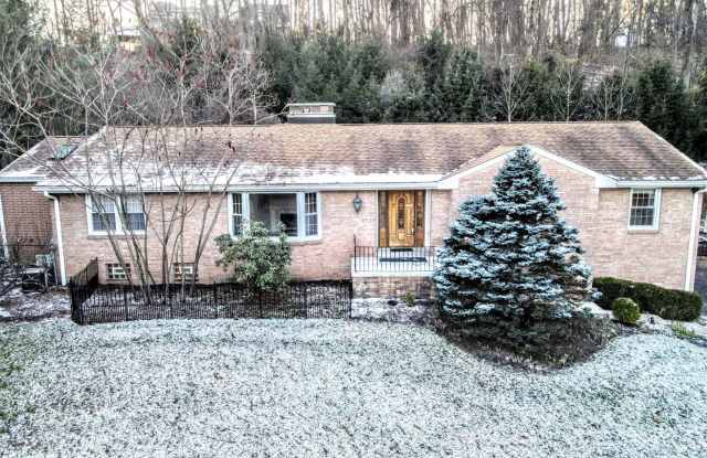 Luxurious 4 Bedroom Refuge In the Serene Wooded Hills of Fox Chapel - Available for Move In 5/10/2023 photos photos