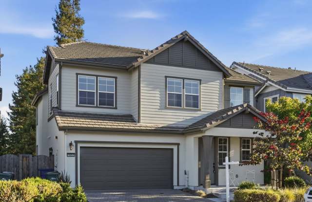 STUNNING 4 BED #.5 BATH IN HAYWARD!!! Gallery 1