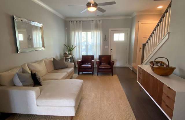 Beautiful 2BE/2.5BA townhouse located in the very desirable Nations! Gallery 3