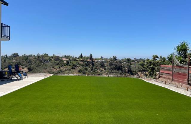 4BD/2BA with a Balcony. Great views, amazing yard! Gallery 3