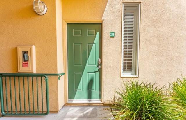 2 Bed 2 Bath Bi-Level Condo Downtown Partially Furnished Gallery 1