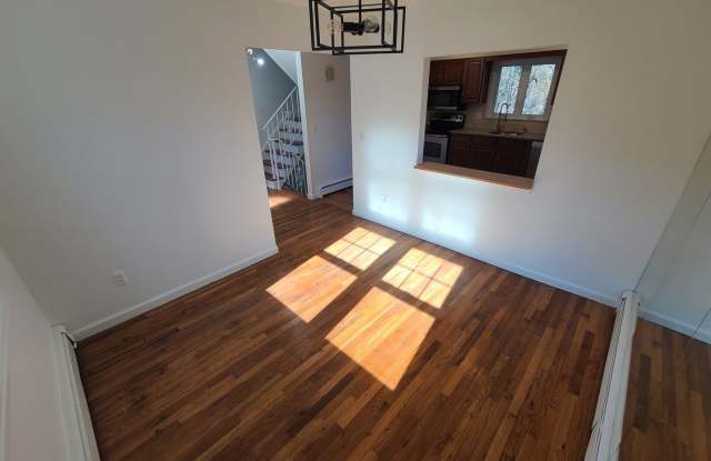 Renovated 3 bedroom 2.5 half bathroom home located in the town of Dobbs Ferry Gallery 4