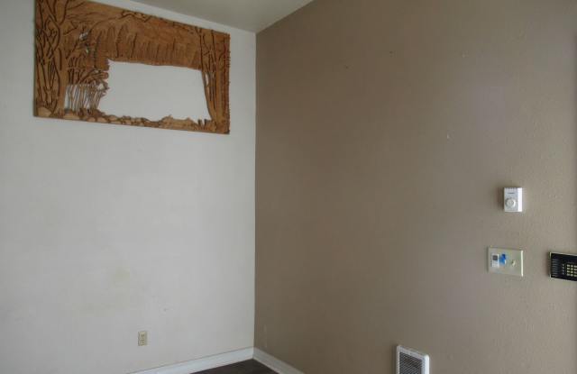 Spacious 1 bedroom, .75 bathroom MIL apartment ALL UTILITIES INCLUDED Gallery 3