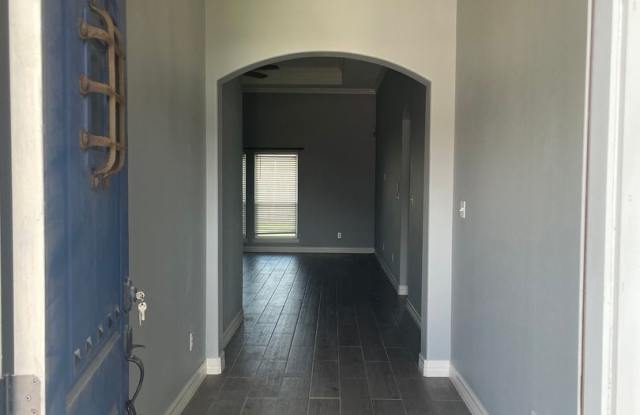 4/3-Prime Location! Gallery 4