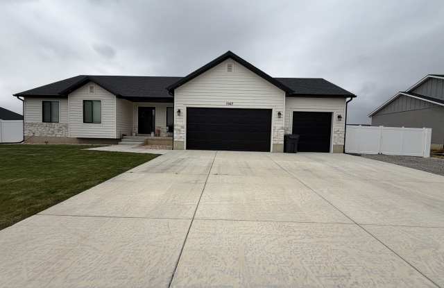 1147 N 200 E photos photos
