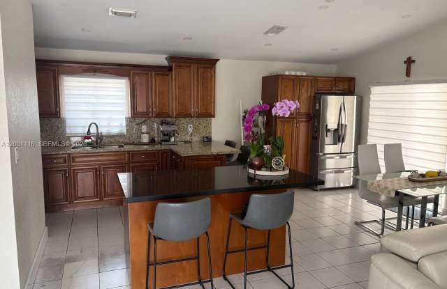 3103 W 70th St photos photos