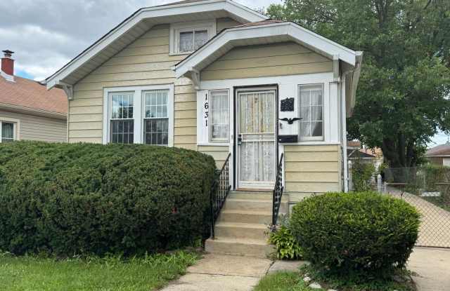 Cozy 2BR, 1BA Single Family Home 2CG photos photos