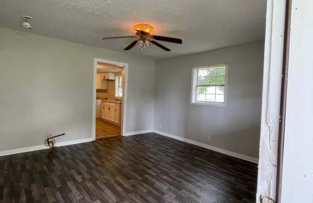 3 Bedroom/1 Bath home with large yard Gallery 3