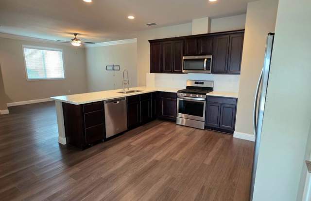 VILLA DEL LAGO HOME 4 BEDROOM WITH 3 BATH - 846 Congaree Lane, Redding, CA 96001