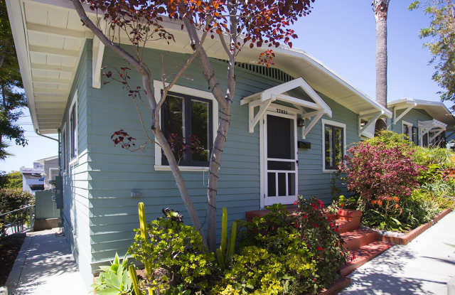 Beautiful Vintage Cottage in La Jolla w/ Den ~ AMAZING Location! photos photos
