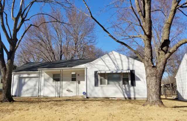 Great ranch style home near Shunga Park and Trails! - 4212 Southwest 23rd Street, Topeka, KS 66614
