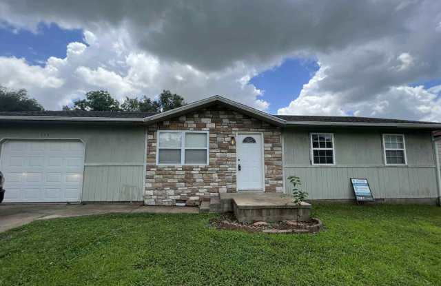 6 MONTH LEASE OPTION: CUTE 3 BEDROOM / 2 BATHROOM HOUSE IN CARTERVILLE MO!! FENCED IN YARD AND GARAGE!! photos photos
