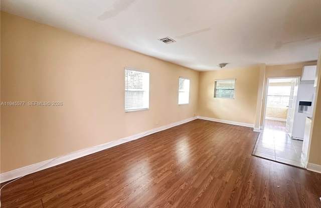 1701 NW 14th Ct photos photos