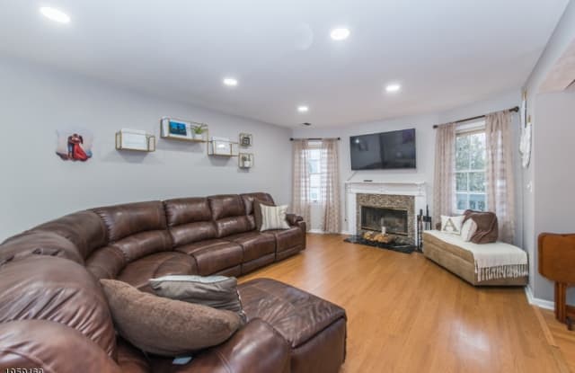 120 QUARTZ LN - 120 Quartz Lane, Paterson, NJ 07501