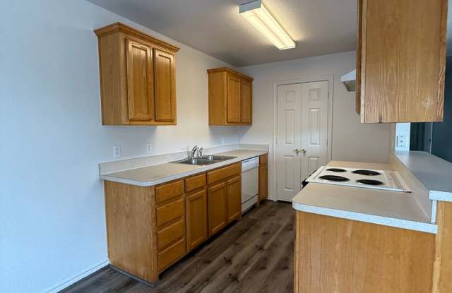 NEWLY Renovated - 3/2 - FENCED YARD - LAWN CARE Included!! Gallery 3