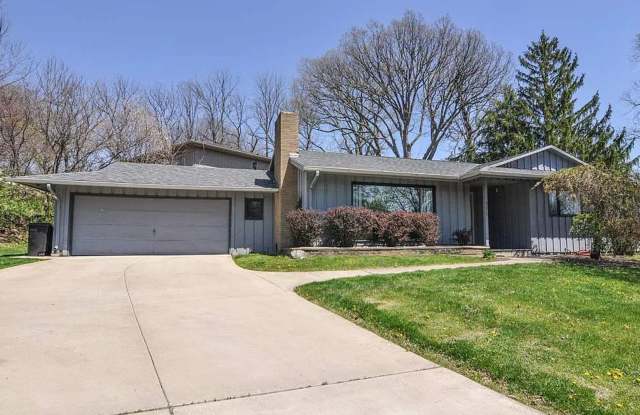 Beautiful 4 Bedroom 3 Bath, 2 Level Home Gallery 1