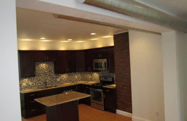 Large Luxurious House complete with large deck over looking Down Town Pittsburgh Gallery 3