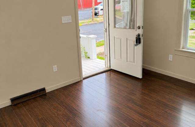 Available Now – Spacious 3-Bedroom Home with a Nice Backyard! Gallery 4