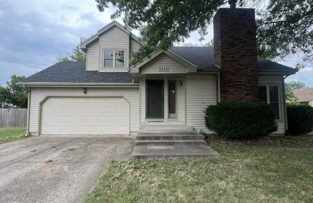 COMING SOON: FALL IN LOVE WITH THIS BEAUTIFUL 3 BEDROOM/ 2 BATHROOM HOUSE WITH FENCED IN YARD, STORM SHELTER, AND CAR GARAGE!! Gallery 3