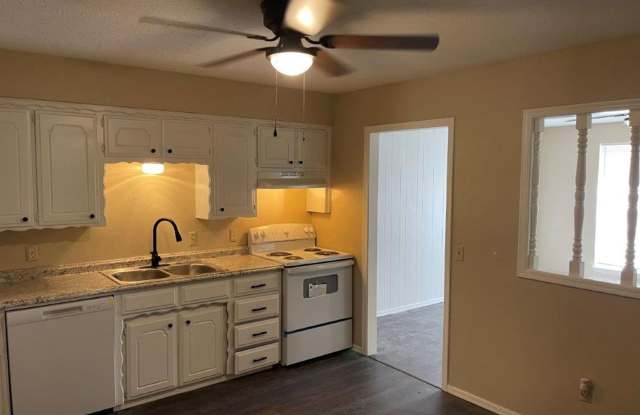 Newly remodeled , spacious, cute and clean with carport right in the heart of Chickasha!! Gallery 4
