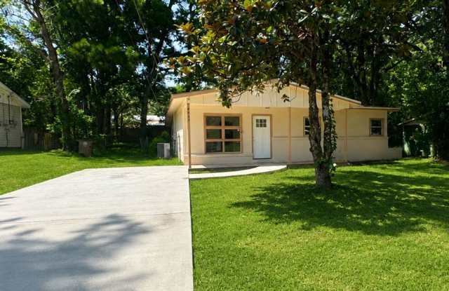 4 Bedroom Single Family House 6457 Barker Dr N in Mobile, AL 36606 Gallery 1