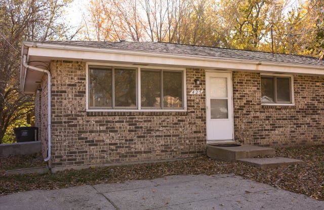 421 E Watrous Ave - 421 Watrous Avenue, Des Moines, IA 50315