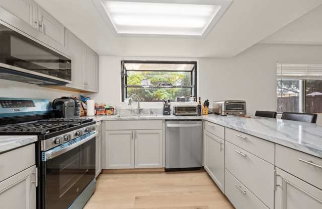 Spacious lot with no back house! Gallery 1