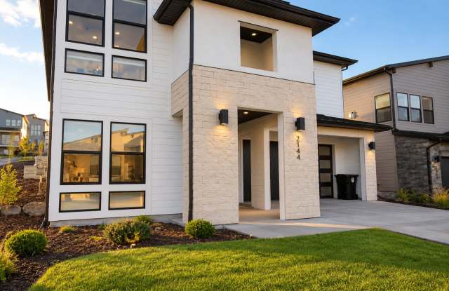 MODERN 4-BEDROOM HOME WITH MASSIVE FINISHED GARAGE Gallery 1