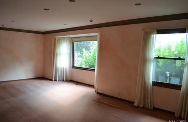 6865 FREDMOOR Drive Gallery 3