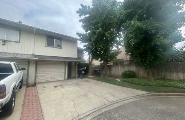 2 Bedroom 1.5 Bathroom Condo In SE Visalia!! photos photos