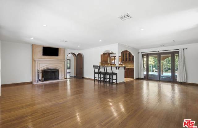 13800 Erwin St Gallery 4