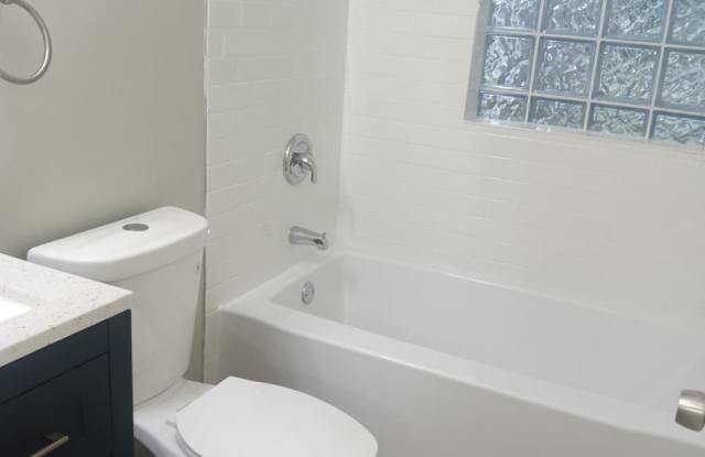 3 bedroom single family home with detached garage Gallery 4
