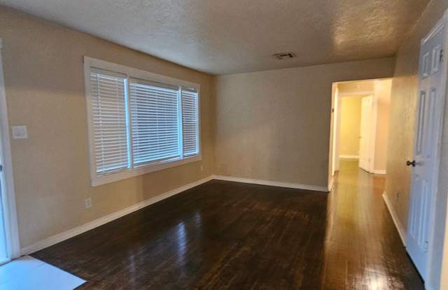 PRELEASING for July 2027! (4) Bed/(2) Bath Close to Campus! Gallery 4