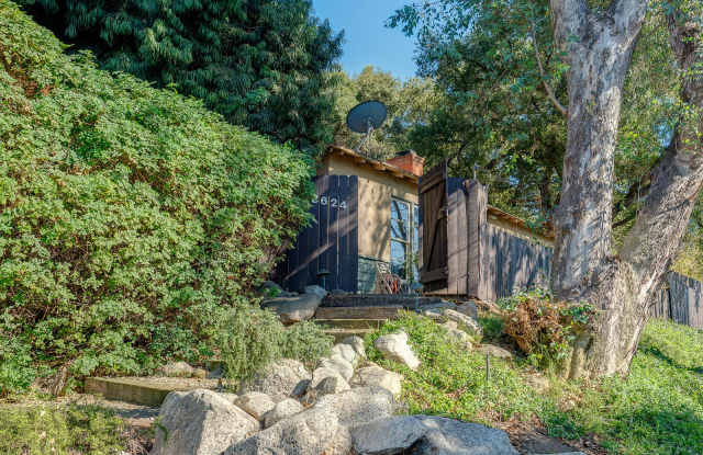 3624 Canyon Crest Road Gallery 2
