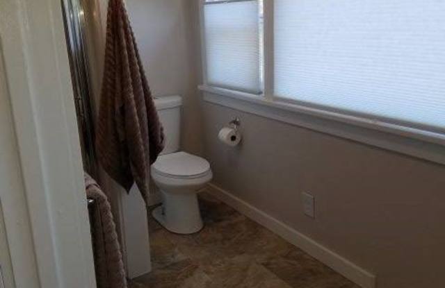 Beautiful 4 Bedroom Home Available in Downtown Puyallup! A MUST SEE- photos photos