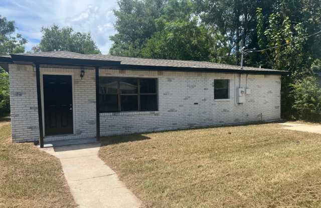 MOVE IN SPECIAL: HALF OFF first full month of rent!!! - 3219 North Miller Street, Goulding, FL 32503