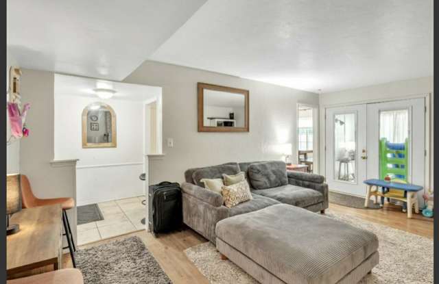 2 bed 2 bath downstairs condo unit with community pool in Norman! Gallery 4